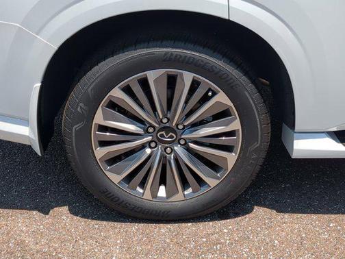 2025 INFINITI QX80 Luxe