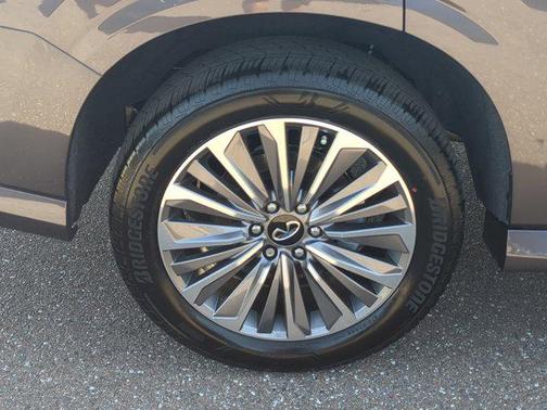2025 INFINITI QX80 Luxe