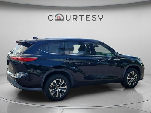 Midnight Black Metallic 2020 Toyota Highlander XLE