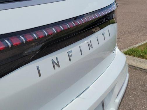 Radiant White 2026 INFINITI QX80 Luxe