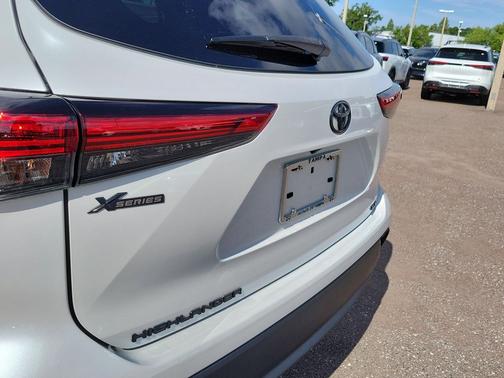 Pearl 2023 Toyota Highlander L