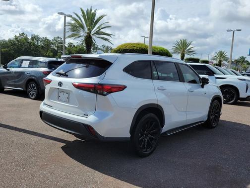 Pearl 2023 Toyota Highlander L