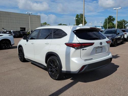 Pearl 2023 Toyota Highlander L