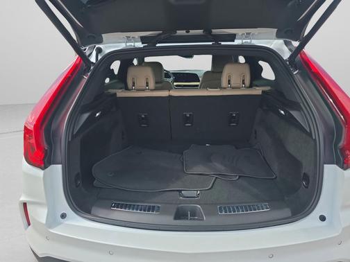 Crystal White Tricoat 2025 Cadillac XT4 Premium Luxury