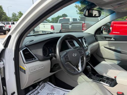 Dazzling White 2018 Hyundai TUCSON Value