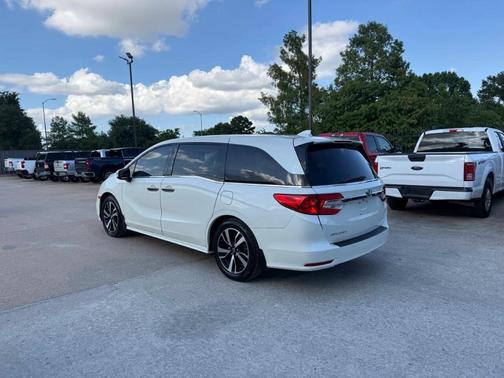 White 2018 Honda Odyssey Elite