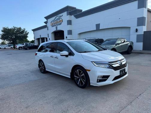 White 2018 Honda Odyssey Elite