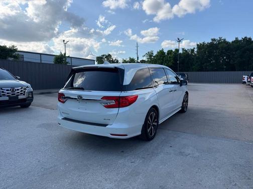 White 2018 Honda Odyssey Elite