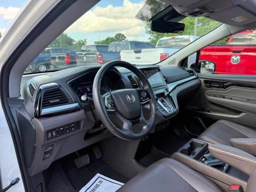 White 2018 Honda Odyssey Elite