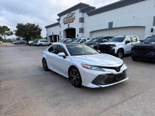 White 2018 Toyota Camry XLE