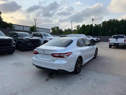 White 2018 Toyota Camry XLE