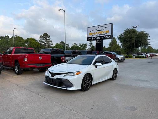 White 2018 Toyota Camry XLE