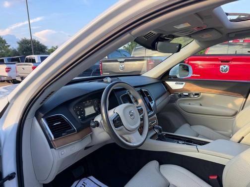 White 2018 Volvo XC90 T6 Inscription