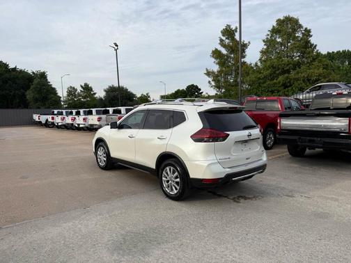 White 2018 Nissan Rogue SV