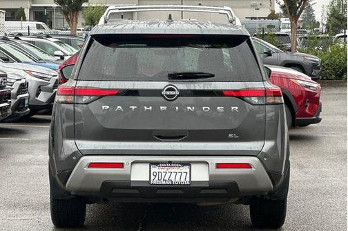 2023 Nissan Pathfinder SL FWD