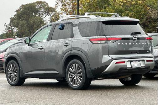 2023 Nissan Pathfinder SL FWD