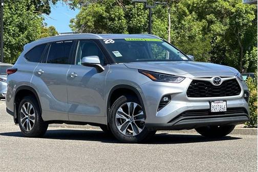 Celestial Silver Metallic 2023 Toyota Highlander XLE