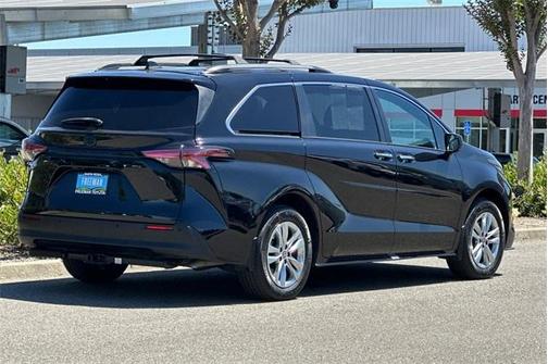 2022 Toyota Sienna XLE Woodland Edition