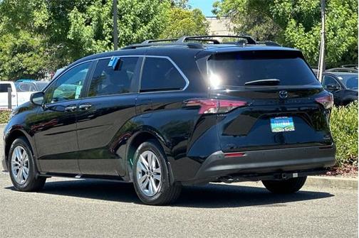 2022 Toyota Sienna XLE Woodland Edition