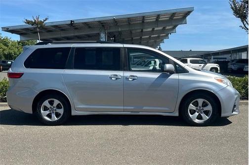 2019 Toyota Sienna LE