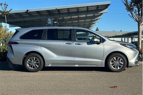 2023 Toyota Sienna XLE 8 Passenger