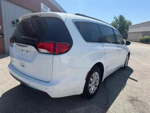 Bright White Clearcoat 2017 Chrysler Pacifica Touring-L