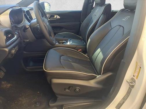 Bright White Clearcoat 2026 Chrysler Pacifica Limited