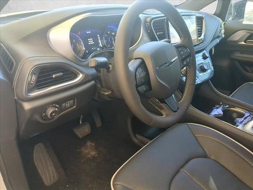 Bright White Clearcoat 2026 Chrysler Pacifica Limited