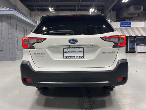 Crystal White Pearl 2023 Subaru Outback Premium