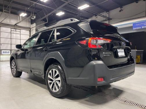 Crystal Black Silica 2024 Subaru Outback Premium