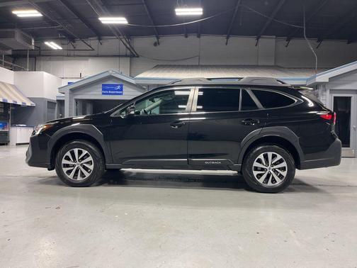 Crystal Black Silica 2024 Subaru Outback Premium