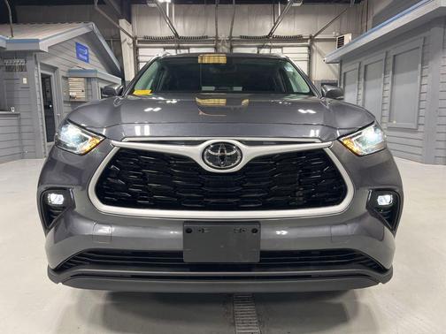 Magnetic Gray Metallic 2023 Toyota Highlander XLE