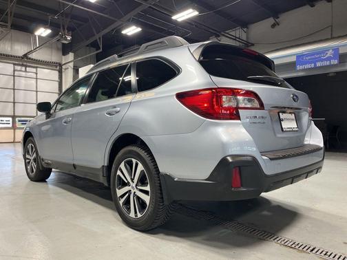 Ice Silver Metallic 2018 Subaru Outback 2.5i Limited