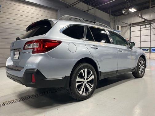 Ice Silver Metallic 2018 Subaru Outback 2.5i Limited