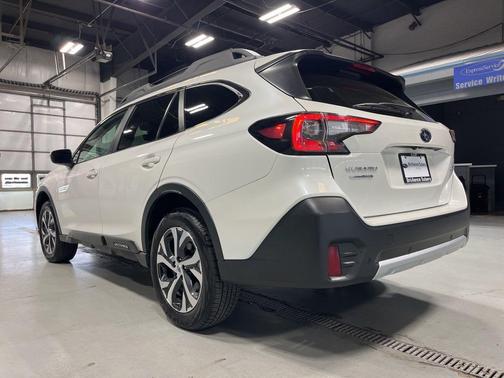 Crystal White Pearl 2022 Subaru Outback Limited
