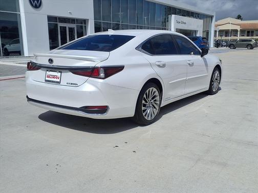 2022 Lexus ES 300h Ultra Luxury