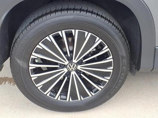Platinum Gray Metallic 2025 Volkswagen Tiguan 2.0T S