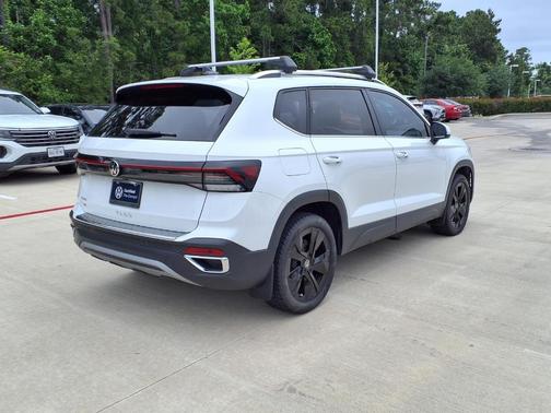 Pure White 2025 Volkswagen Taos 1.5T SE