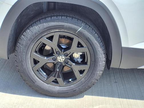 Opal White Pearl 2026 Volkswagen Atlas 2.0T Peak Edition