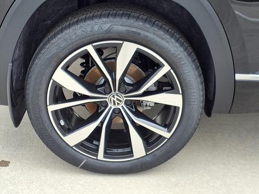 Deep Black Pearl Effect 2026 Volkswagen Atlas Cross Sport 2.0T SEL Premium R-Line
