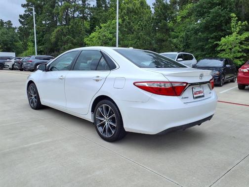 Super White 2016 Toyota Camry XSE