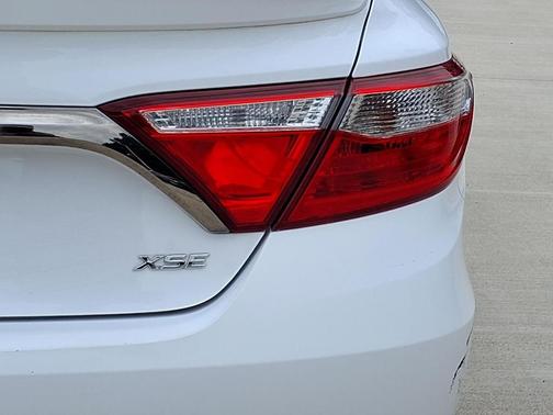 Super White 2016 Toyota Camry XSE