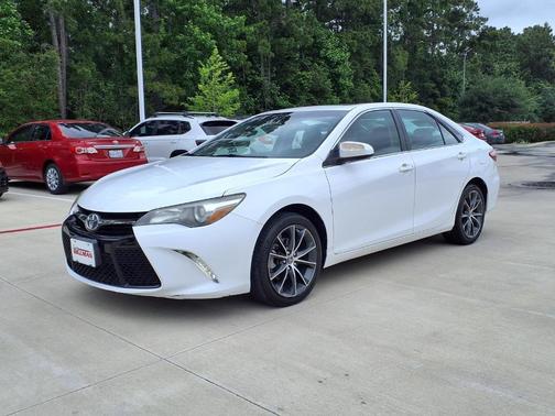 Super White 2016 Toyota Camry XSE