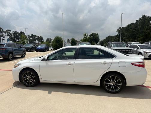 Super White 2016 Toyota Camry XSE