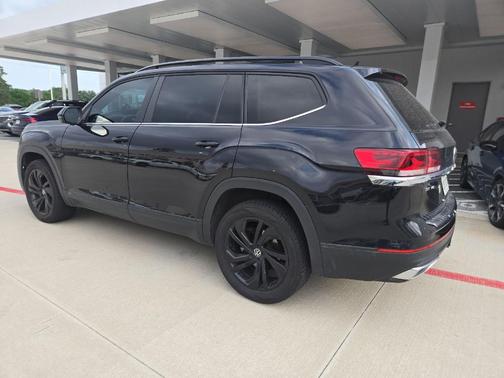 Deep Black Pearl Effect 2023 Volkswagen Atlas 3.6L SE w/Technology