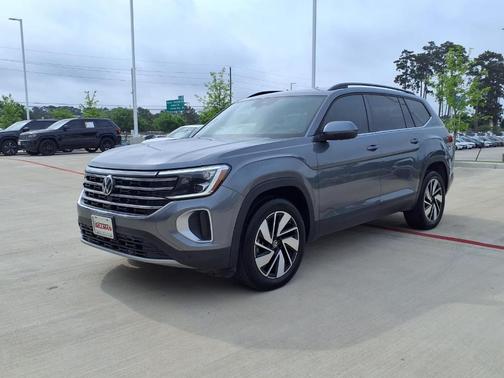 Platinum Gray Metallic 2024 Volkswagen Atlas 2.0T SE w/Technology