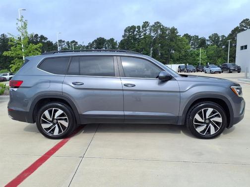 Platinum Gray Metallic 2024 Volkswagen Atlas 2.0T SE w/Technology
