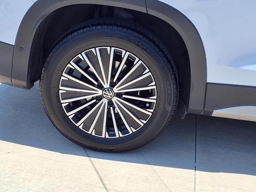 Pure White 2025 Volkswagen Tiguan 2.0T S