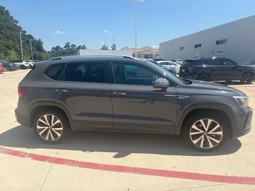 Pure Gray 2022 Volkswagen Taos 1.5T SE