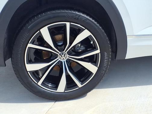 2025 Volkswagen Atlas Cross Sport 2.0T SEL Premium R-Line